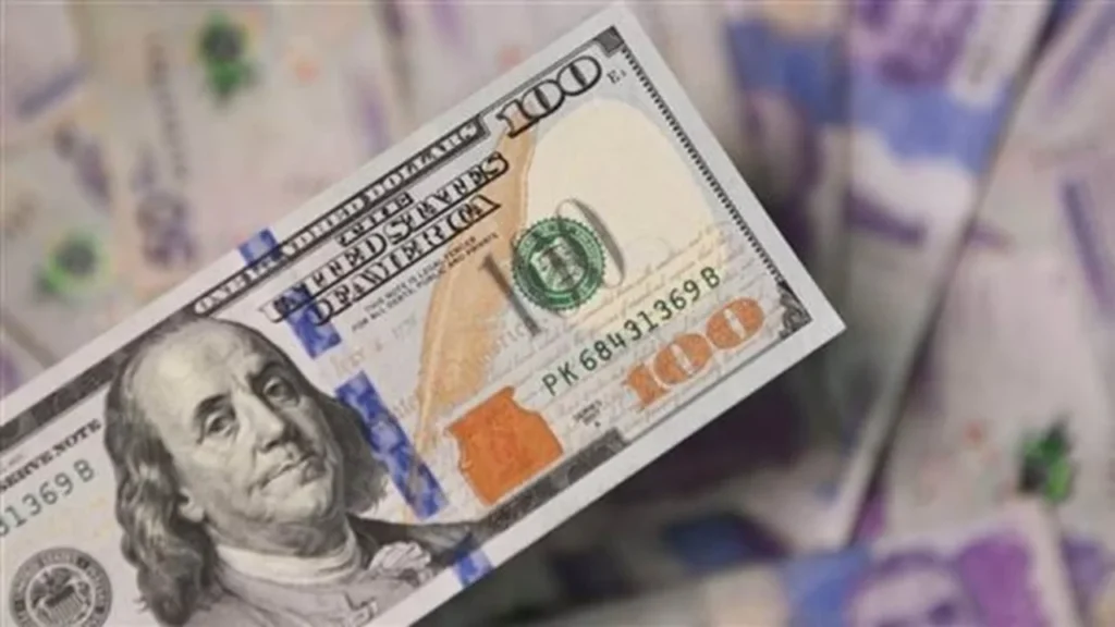 الدولار يلامس حاجز الـ 53 جنيها وسط تواصل صعود العملة في البنوك